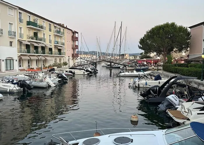Spray - Port-grimaud - Parking Gratuit - La Petite Venise Grimaud